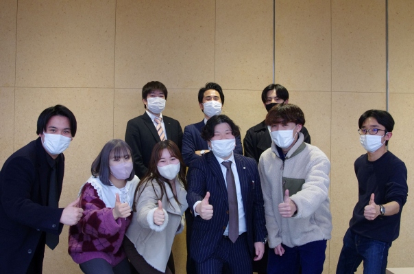 最優秀賞を受賞した学生チーム㈱エイチ・アイ・エスの方々と一緒に