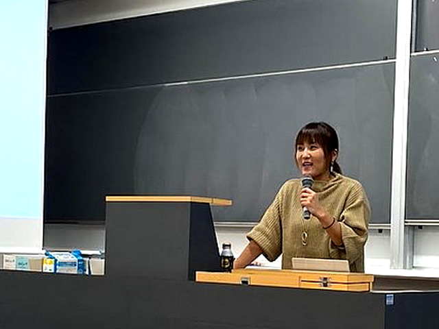 講演する橋本氏